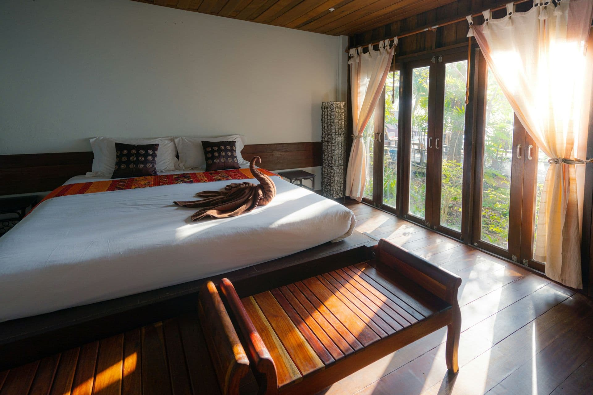 Schlafzimmer in Leinen und Holz