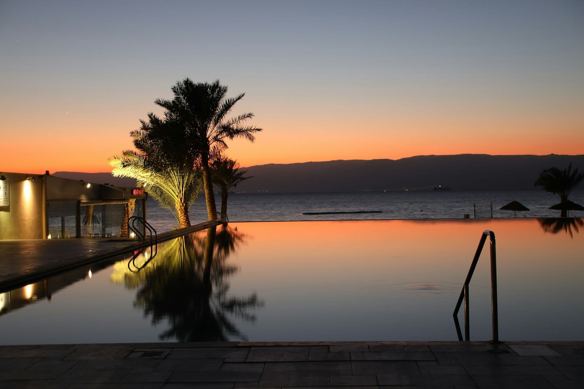 Infinity-Pool bei Sonnenuntergang