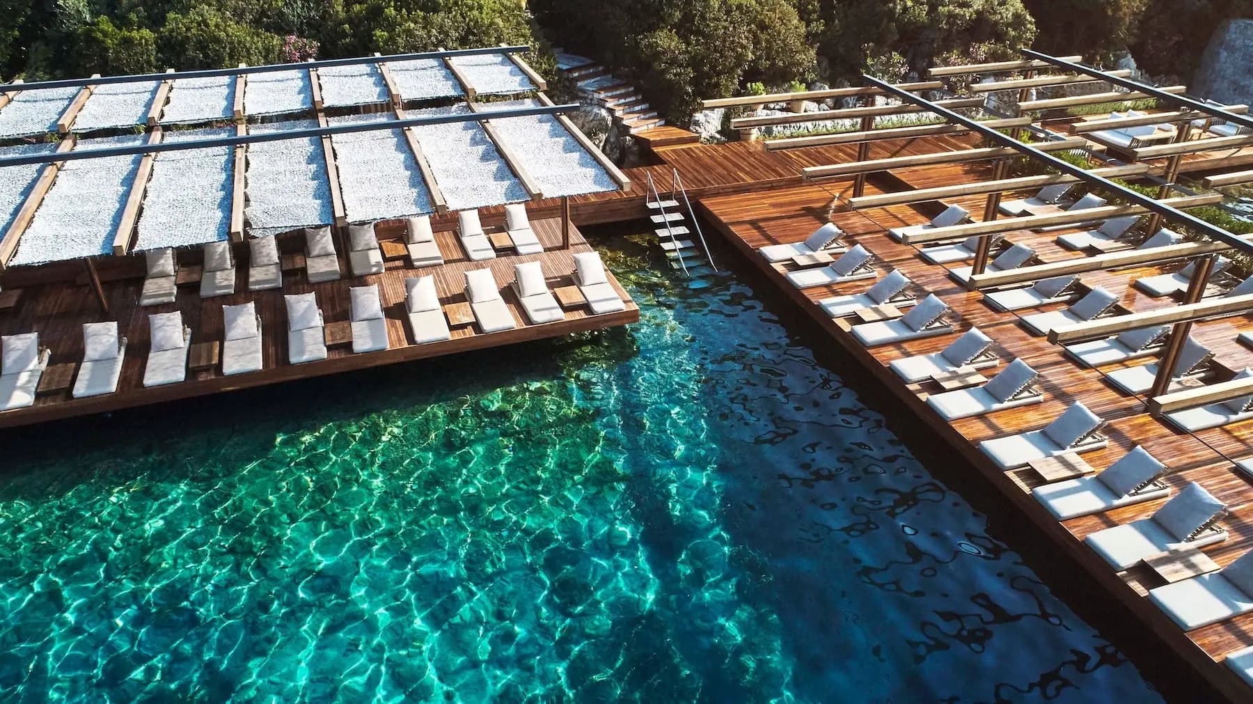 Maçakızı — Beachclub über türkisfarbenem Wasser